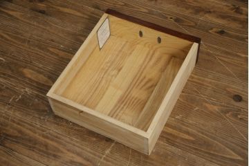中古　美品　岩谷堂箪笥　菊幸　欅(ケヤキ)材の美しい杢目と重厚な金具が魅力のサイドキャビネット(収納棚、戸棚、食器棚、カップボード、サイドボード)(R-079224)