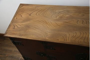 中古　美品　岩谷堂箪笥　菊幸　欅(ケヤキ)材の美しい杢目と重厚な金具が魅力のサイドキャビネット(収納棚、戸棚、食器棚、カップボード、サイドボード)(R-079224)