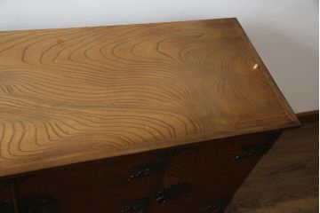 中古　美品　岩谷堂箪笥　菊幸　欅(ケヤキ)材の美しい杢目と重厚な金具が魅力のサイドキャビネット(収納棚、戸棚、食器棚、カップボード、サイドボード)(R-079224)