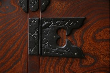 中古　美品　岩谷堂箪笥　菊幸　欅(ケヤキ)材の美しい杢目と重厚な金具が魅力のサイドキャビネット(収納棚、戸棚、食器棚、カップボード、サイドボード)(R-079224)