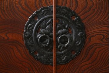 中古　美品　岩谷堂箪笥　菊幸　欅(ケヤキ)材の美しい杢目と重厚な金具が魅力のサイドキャビネット(収納棚、戸棚、食器棚、カップボード、サイドボード)(R-079224)