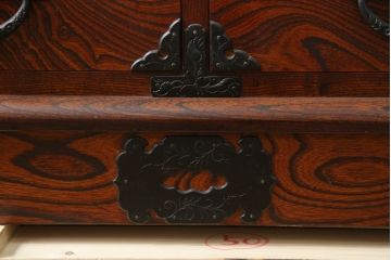 中古　美品　岩谷堂箪笥　菊幸　欅(ケヤキ)材の美しい杢目と重厚な金具が魅力のサイドキャビネット(収納棚、戸棚、食器棚、カップボード、サイドボード)(R-079224)