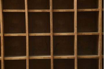 和製アンティーク　時を重ねた味わいが感じられる古い木味のマス目棚(升目棚、ロッカー、本棚、飾り棚、収納棚、陳列棚、ディスプレイ棚、店舗什器)(R-079225)