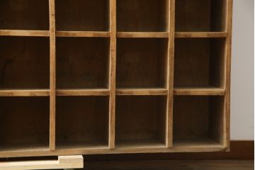 和製アンティーク　時を重ねた味わいが感じられる古い木味のマス目棚(升目棚、ロッカー、本棚、飾り棚、収納棚、陳列棚、ディスプレイ棚、店舗什器)(R-079225)