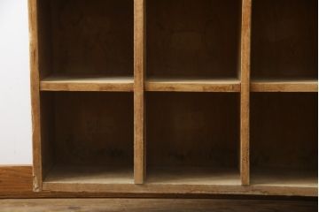 和製アンティーク　時を重ねた味わいが感じられる古い木味のマス目棚(升目棚、ロッカー、本棚、飾り棚、収納棚、陳列棚、ディスプレイ棚、店舗什器)(R-079225)