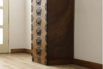 中古　美品　岩谷堂箪笥　引き出しが9杯付き!　こだわりの意匠が目を引く収納力抜群の縦型チェスト(整理箪笥、引き出し、和たんす)(R-079233)