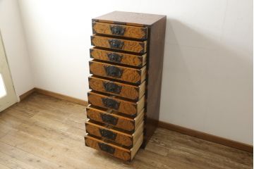 中古　美品　岩谷堂箪笥　引き出しが9杯付き!　こだわりの意匠が目を引く収納力抜群の縦型チェスト(整理箪笥、引き出し、和たんす)(R-079233)