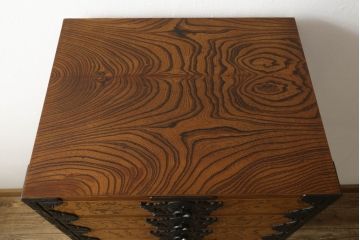 中古　美品　岩谷堂箪笥　引き出しが9杯付き!　こだわりの意匠が目を引く収納力抜群の縦型チェスト(整理箪笥、引き出し、和たんす)(R-079233)