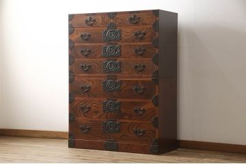 中古　岩谷堂箪笥　力強い杢目と大振りの牡丹金具が貫禄ある重ね箪笥(衣装箪笥、引き出し、和タンス、チェスト、上下バラ売り可能)(R-079234)