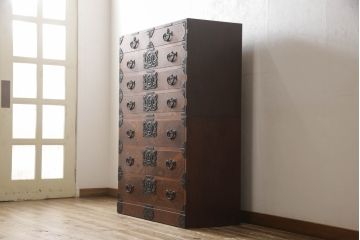 中古　岩谷堂箪笥　力強い杢目と大振りの牡丹金具が貫禄ある重ね箪笥(衣装箪笥、引き出し、和タンス、チェスト、上下バラ売り可能)(R-079234)
