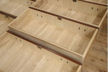 中古　岩谷堂箪笥　力強い杢目と大振りの牡丹金具が貫禄ある重ね箪笥(衣装箪笥、引き出し、和タンス、チェスト、上下バラ売り可能)(R-079234)