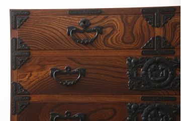 中古　岩谷堂箪笥　力強い杢目と大振りの牡丹金具が貫禄ある重ね箪笥(衣装箪笥、引き出し、和タンス、チェスト、上下バラ売り可能)(R-079234)