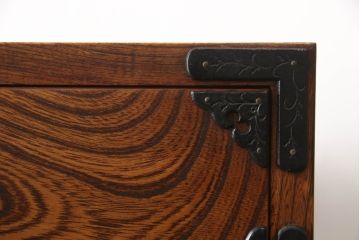 中古　岩谷堂箪笥　力強い杢目と大振りの牡丹金具が貫禄ある重ね箪笥(衣装箪笥、引き出し、和タンス、チェスト、上下バラ売り可能)(R-079234)