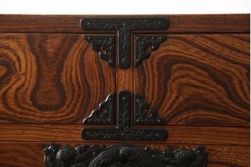 中古　岩谷堂箪笥　力強い杢目と大振りの牡丹金具が貫禄ある重ね箪笥(衣装箪笥、引き出し、和タンス、チェスト、上下バラ売り可能)(R-079234)