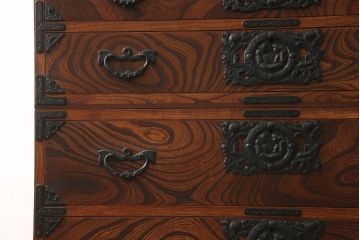 中古　岩谷堂箪笥　力強い杢目と大振りの牡丹金具が貫禄ある重ね箪笥(衣装箪笥、引き出し、和タンス、チェスト、上下バラ売り可能)(R-079234)