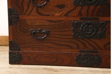 中古　岩谷堂箪笥　力強い杢目と大振りの牡丹金具が貫禄ある重ね箪笥(衣装箪笥、引き出し、和タンス、チェスト、上下バラ売り可能)(R-079234)