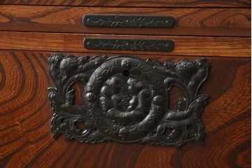 中古　岩谷堂箪笥　力強い杢目と大振りの牡丹金具が貫禄ある重ね箪笥(衣装箪笥、引き出し、和タンス、チェスト、上下バラ売り可能)(R-079234)