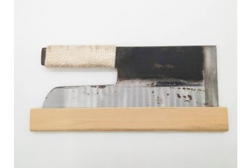 孝義銘　全長305mm　そば包丁(蕎麦包丁、蕎麦切り包丁、緬切り包丁、和包丁、庖丁、ナイフ、調理器具、日本製、木製カバー付き)(R-079240)