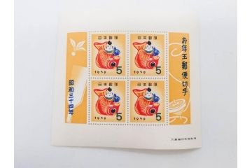 昭和期　未使用切手　郵政省　額面640円分　お年玉切手シート34枚(お正月、縁起物、龍虎の図、だるま、こけし、えびす、恵比寿、扇子、能面、日本郵便、郵便切手、うさぎと少女、翁の面、三番叟人形、三春駒、犬はりこ、記念切手、切手コレクション、印刷庁製造、昭和25・26・27・28・29・30・31・32・33・34年)(R-079242)