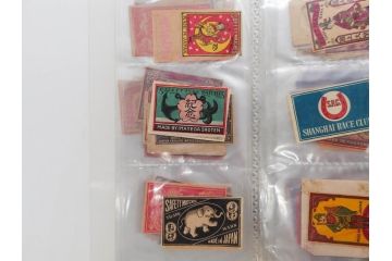 戦前　当時物　中国輸出用・日本など　マッチラベル129枚セット(マッチレッテル、マッチペーパー、燐寸、燐票、東京瓦斯株式會社、泰記洋行、三井洋行、カニ、蟹、海老、エビ、鼠、ねずみ、猿、サル、猪、孔雀、鹿、蝙蝠、コウモリ、象、ゾウ、蜂、ハチ、騎馬、人物、昆虫、広告、商標、ファイル付き、動物、神、日本製)(R-079244)