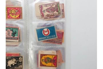 戦前　当時物　中国輸出用・日本など　マッチラベル129枚セット(マッチレッテル、マッチペーパー、燐寸、燐票、東京瓦斯株式會社、泰記洋行、三井洋行、カニ、蟹、海老、エビ、鼠、ねずみ、猿、サル、猪、孔雀、鹿、蝙蝠、コウモリ、象、ゾウ、蜂、ハチ、騎馬、人物、昆虫、広告、商標、ファイル付き、動物、神、日本製)(R-079244)