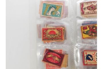 戦前　当時物　中国輸出用・日本など　マッチラベル129枚セット(マッチレッテル、マッチペーパー、燐寸、燐票、東京瓦斯株式會社、泰記洋行、三井洋行、カニ、蟹、海老、エビ、鼠、ねずみ、猿、サル、猪、孔雀、鹿、蝙蝠、コウモリ、象、ゾウ、蜂、ハチ、騎馬、人物、昆虫、広告、商標、ファイル付き、動物、神、日本製)(R-079244)