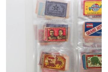 戦前　当時物　中国輸出用・日本など　マッチラベル129枚セット(マッチレッテル、マッチペーパー、燐寸、燐票、東京瓦斯株式會社、泰記洋行、三井洋行、カニ、蟹、海老、エビ、鼠、ねずみ、猿、サル、猪、孔雀、鹿、蝙蝠、コウモリ、象、ゾウ、蜂、ハチ、騎馬、人物、昆虫、広告、商標、ファイル付き、動物、神、日本製)(R-079244)