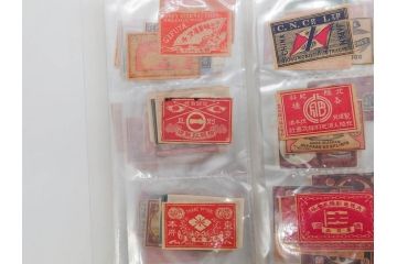 戦前　当時物　中国輸出用・日本など　マッチラベル129枚セット(マッチレッテル、マッチペーパー、燐寸、燐票、東京瓦斯株式會社、泰記洋行、三井洋行、カニ、蟹、海老、エビ、鼠、ねずみ、猿、サル、猪、孔雀、鹿、蝙蝠、コウモリ、象、ゾウ、蜂、ハチ、騎馬、人物、昆虫、広告、商標、ファイル付き、動物、神、日本製)(R-079244)