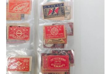 戦前　当時物　中国輸出用・日本など　マッチラベル129枚セット(マッチレッテル、マッチペーパー、燐寸、燐票、東京瓦斯株式會社、泰記洋行、三井洋行、カニ、蟹、海老、エビ、鼠、ねずみ、猿、サル、猪、孔雀、鹿、蝙蝠、コウモリ、象、ゾウ、蜂、ハチ、騎馬、人物、昆虫、広告、商標、ファイル付き、動物、神、日本製)(R-079244)