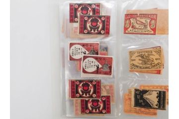 戦前　当時物　中国輸出用・日本など　マッチラベル129枚セット(マッチレッテル、マッチペーパー、燐寸、燐票、東京瓦斯株式會社、泰記洋行、三井洋行、カニ、蟹、海老、エビ、鼠、ねずみ、猿、サル、猪、孔雀、鹿、蝙蝠、コウモリ、象、ゾウ、蜂、ハチ、騎馬、人物、昆虫、広告、商標、ファイル付き、動物、神、日本製)(R-079244)