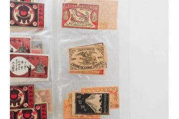 戦前　当時物　中国輸出用・日本など　マッチラベル129枚セット(マッチレッテル、マッチペーパー、燐寸、燐票、東京瓦斯株式會社、泰記洋行、三井洋行、カニ、蟹、海老、エビ、鼠、ねずみ、猿、サル、猪、孔雀、鹿、蝙蝠、コウモリ、象、ゾウ、蜂、ハチ、騎馬、人物、昆虫、広告、商標、ファイル付き、動物、神、日本製)(R-079244)