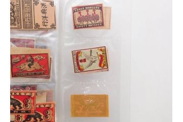 戦前　当時物　中国輸出用・日本など　マッチラベル129枚セット(マッチレッテル、マッチペーパー、燐寸、燐票、東京瓦斯株式會社、泰記洋行、三井洋行、カニ、蟹、海老、エビ、鼠、ねずみ、猿、サル、猪、孔雀、鹿、蝙蝠、コウモリ、象、ゾウ、蜂、ハチ、騎馬、人物、昆虫、広告、商標、ファイル付き、動物、神、日本製)(R-079244)