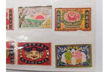 当時物　中国輸出用・日本など　大判1枚含むマッチラベル40枚セット(マッチレッテル、マッチペーパー、燐寸、燐票、広告、商標、鶴、ツル、燕、ツバメ、コウモリ、蝙蝠、鳳凰、鳥、天使、神、大黒天、花、人物、虎、トラ、ライオン、獅子、象、ゾウ、瓢箪、ひょうたん、傘、飛行機、自転車、船、潜水艦、錨、乗り物、桃、銃、ピストル、日本製、アルバム付き)(R-079245)