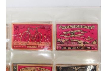 当時物　中国輸出用・日本など　大判1枚含むマッチラベル40枚セット(マッチレッテル、マッチペーパー、燐寸、燐票、広告、商標、鶴、ツル、燕、ツバメ、コウモリ、蝙蝠、鳳凰、鳥、天使、神、大黒天、花、人物、虎、トラ、ライオン、獅子、象、ゾウ、瓢箪、ひょうたん、傘、飛行機、自転車、船、潜水艦、錨、乗り物、桃、銃、ピストル、日本製、アルバム付き)(R-079245)