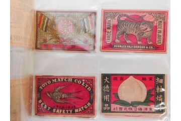 当時物　中国輸出用・日本など　大判1枚含むマッチラベル40枚セット(マッチレッテル、マッチペーパー、燐寸、燐票、広告、商標、鶴、ツル、燕、ツバメ、コウモリ、蝙蝠、鳳凰、鳥、天使、神、大黒天、花、人物、虎、トラ、ライオン、獅子、象、ゾウ、瓢箪、ひょうたん、傘、飛行機、自転車、船、潜水艦、錨、乗り物、桃、銃、ピストル、日本製、アルバム付き)(R-079245)