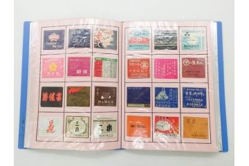 戦前〜戦後　当時物　レトロ　中国輸出用・日本など　マッチラベルなど727枚セット(燐寸、燐票、広告、商標、日本製、マッチレッテル、マッチペーパー、着物美人、菊水館、料理屋、ホテル、ベニス、フマキラー、化粧品、ヘチマコロン、喫茶、中央薬局、セイコー、時計、カフェー、菓子、パン、モダンガール、弓立ラヂオ店、井筒屋、人物、猫、ネコ、魚、花、麻雀、子供、人物、狛犬、ファイル付き)(R-079252)