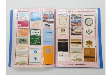 戦前〜戦後　当時物　レトロ　中国輸出用・日本など　マッチラベルなど727枚セット(燐寸、燐票、広告、商標、日本製、マッチレッテル、マッチペーパー、着物美人、菊水館、料理屋、ホテル、ベニス、フマキラー、化粧品、ヘチマコロン、喫茶、中央薬局、セイコー、時計、カフェー、菓子、パン、モダンガール、弓立ラヂオ店、井筒屋、人物、猫、ネコ、魚、花、麻雀、子供、人物、狛犬、ファイル付き)(R-079252)