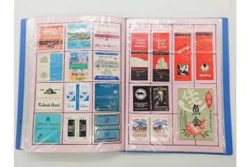 戦前〜戦後　当時物　レトロ　中国輸出用・日本など　マッチラベルなど727枚セット(燐寸、燐票、広告、商標、日本製、マッチレッテル、マッチペーパー、着物美人、菊水館、料理屋、ホテル、ベニス、フマキラー、化粧品、ヘチマコロン、喫茶、中央薬局、セイコー、時計、カフェー、菓子、パン、モダンガール、弓立ラヂオ店、井筒屋、人物、猫、ネコ、魚、花、麻雀、子供、人物、狛犬、ファイル付き)(R-079252)