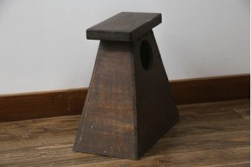 和製アンティーク　杉材　レトロな雰囲気あふれる踏み台(ステップ、花台、飾り台)(R-079259)