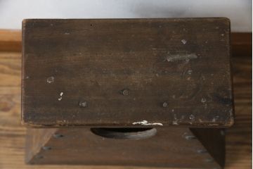和製アンティーク　杉材　レトロな雰囲気あふれる踏み台(ステップ、花台、飾り台)(R-079259)