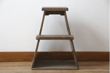 和製アンティーク　飾り台としても活躍するレトロな雰囲気の踏み台(ステップ、階段、花台、ディスプレイ雑貨)(R-079260)