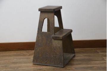 和製アンティーク　飾り台としても活躍するレトロな雰囲気の踏み台(ステップ、階段、花台、ディスプレイ雑貨)(R-079260)