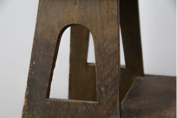 和製アンティーク　飾り台としても活躍するレトロな雰囲気の踏み台(ステップ、階段、花台、ディスプレイ雑貨)(R-079260)