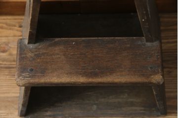和製アンティーク　飾り台としても活躍するレトロな雰囲気の踏み台(ステップ、階段、花台、ディスプレイ雑貨)(R-079260)