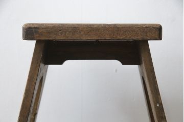 和製アンティーク　飾り台としても活躍するレトロな雰囲気の踏み台(ステップ、階段、花台、ディスプレイ雑貨)(R-079260)