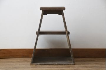 和製アンティーク　飾り台としても活躍するレトロな雰囲気の踏み台(ステップ、階段、花台、ディスプレイ雑貨)(R-079260)