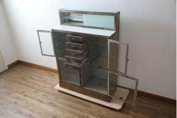 ヨーロッパアンティーク　S.H.P(エス・エイチ・ピー)取り扱い　メタルフレーム　無骨なデザインと古びた風合いがかっこいいメディカルキャビネット(ガラス棚、ガラスケース、収納棚、戸棚、飾り棚、薬品キャビネット、医療用キャビネット、ケビント、デンタルケース、デンタルキャビネット、店舗什器)(R-079262)