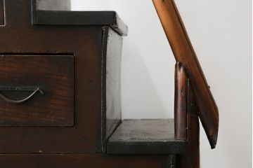 和製アンティーク　明治期　魅せる収納としても大活躍の幅狭階段箪笥(和箪笥、時代箪笥、収納箪笥、引き出し)(R-079264)