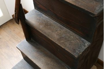 和製アンティーク　明治期　魅せる収納としても大活躍の幅狭階段箪笥(和箪笥、時代箪笥、収納箪笥、引き出し)(R-079264)