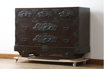 中古　美品!!　岩手民芸家具　存在感のある大振りの龍の金具が魅力的な南部車箪笥(南部箪笥、和たんす、衣装タンス、収納箪笥、整理箪笥、引き出し、サイドチェスト)(R-079265)